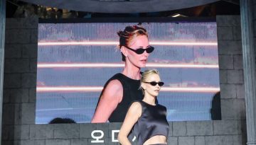 &Eta; Charlize Theron &omicron;&lambda;&omicron;&kappa;&lambda;ή&rho;&omega;&sigma;&epsilon; &tau;&omicron; &laquo;The Odyssey&raquo; press tour &mu;&epsilon; έ&nu;&alpha; look &alpha;&pi;ό ά&lambda;&lambda;&eta; &delta;&iota;ά&sigma;&tau;&alpha;&sigma;&eta;