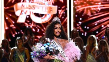 Miss USA 2026: &Eta; Justus Kelley &sigma;&pi;ά&epsilon;&iota; έ&nu;&alpha; &sigma;&tau;&epsilon;&rho;&epsilon;ό&tau;&upsilon;&pi;&omicron; 75 &epsilon;&tau;ώ&nu; &ndash; &Gamma;&iota;&alpha; &pi;&rho;ώ&tau;&eta; &phi;&omicron;&rho;ά &pi;&alpha;&nu;&tau;&rho;&epsilon;&mu;έ&nu;&eta; &gamma;&upsilon;&nu;&alpha;ί&kappa;&alpha; &kappa;&alpha;&iota; &mu;&eta;&tau;έ&rho;&alpha; &kappa;&epsilon;&rho;&delta;ί&zeta;&epsilon;&iota; &tau;&omicron; &sigma;&tau;έ&mu;&mu;&alpha;