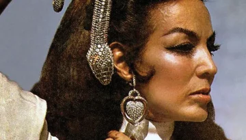 Maria Felix: &Eta; &Delta;ό&nu;&iota;&alpha; &tau;&omicron;&upsilon; &mu;&epsilon;&xi;&iota;&kappa;&alpha;&nu;&iota;&kappa;&omicron;ύ &sigma;&iota;&nu;&epsilon;&mu;ά &kappa;&alpha;&iota; &omicron; &mu;&upsilon;&theta;&iota;&kappa;ό&sigmaf; &tau;&eta;&sigmaf; έ&rho;&omega;&tau;&alpha;&sigmaf; &mu;&epsilon; &tau;&alpha; &laquo;&epsilon;&rho;&pi;&epsilon;&tau;ά&raquo; &tau;&omicron;&upsilon; &omicron;ί&kappa;&omicron;&upsilon; Cartier
