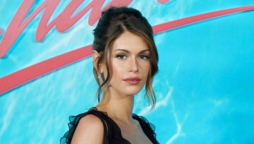 H Kaia Gerber &upsilon;&iota;&omicron;&theta;έ&tau;&eta;&sigma;&epsilon; &tau;&eta;&nu; &pi;&iota;&omicron; &kappa;&omicron;&mu;&psi;ή &kappa;&alpha;&iota; &nu;&epsilon;&alpha;&nu;&iota;&kappa;ή &epsilon;&kappa;&delta;&omicron;&chi;ή &tau;&omicron;&upsilon; &kappa;&lambda;&alpha;&sigma;&iota;&kappa;&omicron;ύ french twist
