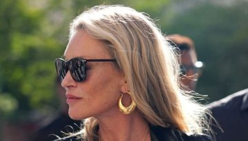 Kate Moss: &Tau;&omicron; travel look &tau;&eta;&sigmaf; &alpha;&pi;&omicron;&delta;&epsilon;&iota;&kappa;&nu;ύ&epsilon;&iota; ό&tau;&iota; &eta; Birkin bag &delta;&epsilon;&nu; &epsilon;ί&nu;&alpha;&iota; &mu;ό&nu;&omicron; &gamma;&iota;&alpha;&hellip; &epsilon;&iota;&delta;&iota;&kappa;έ&sigmaf; &pi;&epsilon;&rho;&iota;&sigma;&tau;ά&sigma;&epsilon;&iota;&sigmaf;