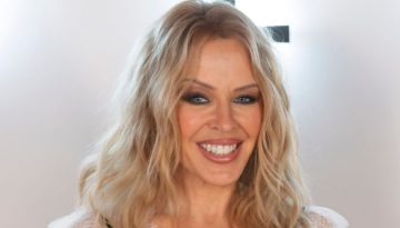 Kylie Minogue: &Mu;&epsilon; &alpha;&tau;ί&theta;&alpha;&sigma;&epsilon;&sigmaf; &mu;&pi;&omicron;ύ&kappa;&lambda;&epsilon;&sigmaf; &kappa;&alpha;&iota; pixie cut &pi;&omicron;&upsilon; &kappa;&lambda;έ&beta;&omicron;&upsilon;&nu; &tau;&eta;&nu; &pi;&alpha;&rho;ά&sigma;&tau;&alpha;&sigma;&eta; &sigma;&tau;&eta;&nu; &tau;&epsilon;&lambda;&epsilon;&upsilon;&tau;&alpha;ί&alpha; &tau;&eta;&sigmaf; &phi;&omega;&tau;&omicron;&gamma;&rho;ά&phi;&iota;&sigma;&eta;