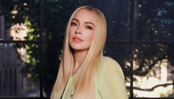 Lindsay Lohan: Έ&gamma;&iota;&nu;&epsilon; &xi;&alpha;&nu;ά &kappa;&omicron;&kappa;&kappa;&iota;&nu;&omicron;&mu;ά&lambda;&lambda;&alpha; &kappa;&alpha;&iota; &mu;&alpha;&sigmaf; &gamma;ύ&rho;&iota;&sigma;&epsilon; &pi;ί&sigma;&omega; &sigma;&tau;&eta; &nu;&omicron;&sigma;&tau;&alpha;&lambda;&gamma;&iota;&kappa;ή &delta;&epsilon;&kappa;&alpha;&epsilon;&tau;ί&alpha; &tau;&omega;&nu; &rsquo;00s