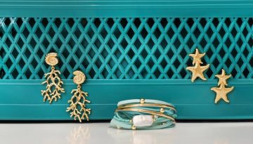 The Summer Jewelry Edit: &Tau;&alpha; &kappa;&omicron;&sigma;&mu;ή&mu;&alpha;&tau;&alpha; &pi;&omicron;&upsilon; &omicron;&lambda;&omicron;&kappa;&lambda;&eta;&rho;ώ&nu;&omicron;&upsilon;&nu; &kappa;ά&theta;&epsilon; &kappa;&alpha;&lambda;&omicron;&kappa;&alpha;&iota;&rho;&iota;&nu;ό look &ndash; vwoman.gr