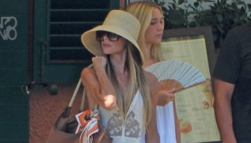 Maxi dress &kappa;&alpha;&iota; &psi;ά&theta;&iota;&nu;&omicron; &kappa;&alpha;&pi;έ&lambda;&omicron;: &Eta; Victoria Beckham &epsilon;&pi;&alpha;&nu;&alpha;&phi;έ&rho;&epsilon;&iota; &tau;&omicron; old-school resort glamour