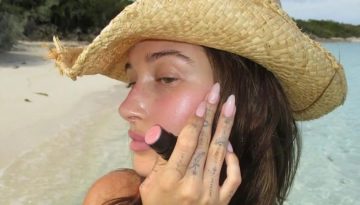 Water-Like Makeup: &Eta; &phi;&rho;έ&sigma;&kappa;&iota;&alpha;, &kappa;&alpha;&lambda;&omicron;&kappa;&alpha;&iota;&rho;&iota;&nu;ή &epsilon;&kappa;&delta;&omicron;&chi;ή &tau;&omicron;&upsilon; glass skin &gamma;ί&nu;&epsilon;&tau;&alpha;&iota; &alpha;&nu;ά&rho;&pi;&alpha;&sigma;&tau;&eta;