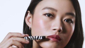 &Eta; Sisley Paris &epsilon;&mu;&pi;&lambda;&omicron;&upsilon;&tau;ί&zeta;&epsilon;&iota; &tau;&eta;&nu; &epsilon;&mu;&beta;&lambda;&eta;&mu;&alpha;&tau;&iota;&kappa;ή Twist Collection, &sigma;&upsilon;&nu;&delta;&upsilon;ά&zeta;&omicron;&nu;&tau;&alpha;&sigmaf; &tau;&omicron; &chi;&rho;ώ&mu;&alpha;, &tau;&eta;&nu; &pi;&epsilon;&rho;&iota;&pi;&omicron;ί&eta;&sigma;&eta; &kappa;&alpha;&iota; &tau;&eta;&nu; &alpha;&pi;ό&lambda;&upsilon;&tau;&eta; &epsilon;&upsilon;&kappa;&omicron;&lambda;ί&alpha; &sigma;&tau;&eta;&nu; &epsilon;&phi;&alpha;&rho;&mu;&omicron;&gamma;ή &ndash; Marie Claire