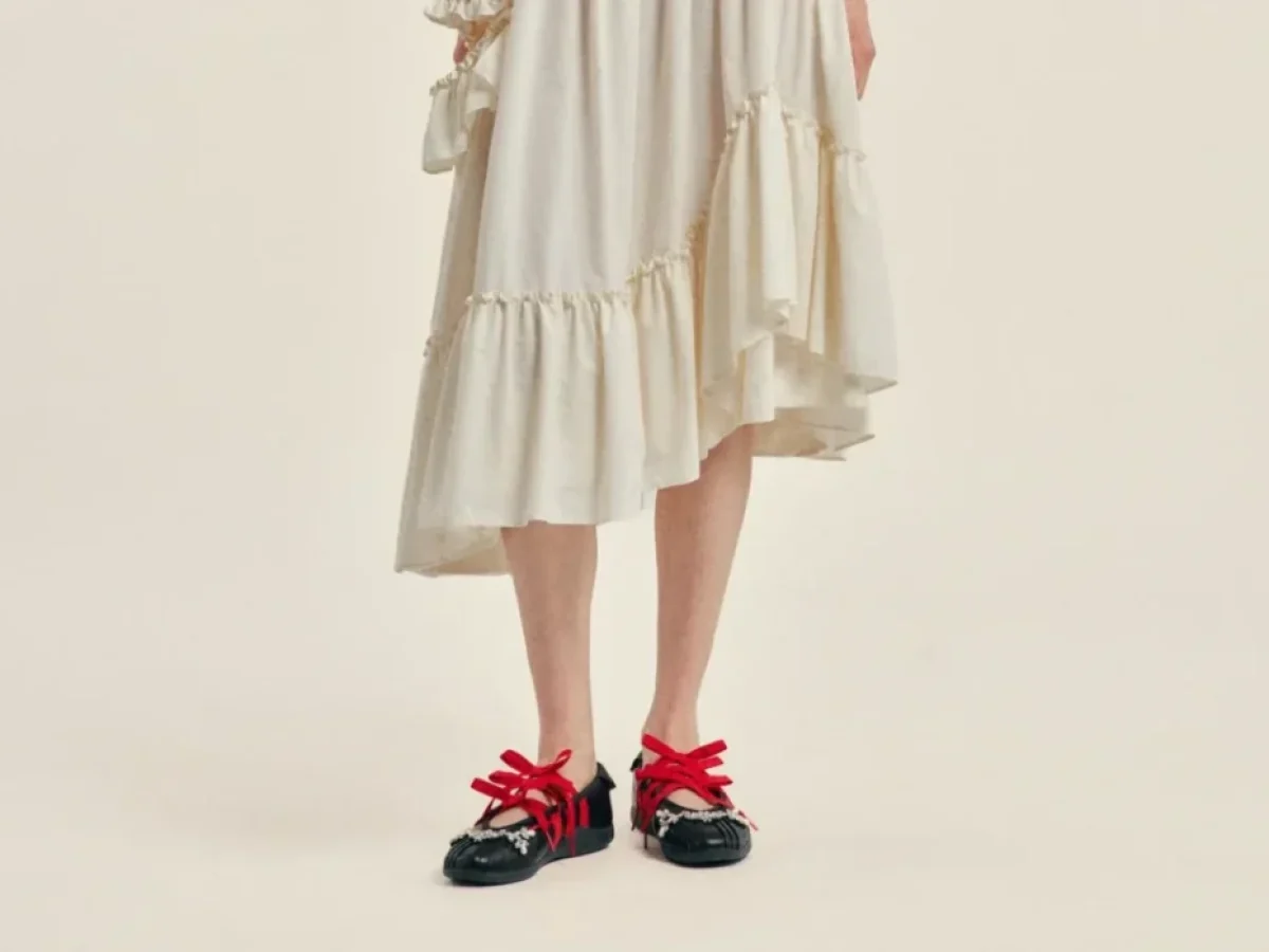 adidas x Simone Rocha: &Eta; &pi;&iota;&omicron; &rho;&omicron;&mu;&alpha;&nu;&tau;&iota;&kappa;ή &sigma;&upsilon;&nu;&epsilon;&rho;&gamma;&alpha;&sigma;ί&alpha; &tau;&eta;&sigmaf; &sigma;&epsilon;&zeta;ό&nu; έ&chi;&epsilon;&iota; &pi;έ&rho;&lambda;&epsilon;&sigmaf;, &kappa;&omicron;&rho;&delta;έ&lambda;&epsilon;&sigmaf; &kappa;&alpha;&iota; ballet shoes &ndash; vwoman.gr