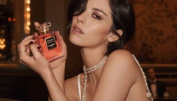Coco Mademoiselle Crush Absolu: &Tau;&omicron; &nu;έ&omicron; ά&rho;&omega;&mu;&alpha; &tau;&eta;&sigmaf; Chanel &mu;&epsilon; &pi;&rho;&omega;&tau;&alpha;&gamma;&omega;&nu;ί&sigma;&tau;&rho;&iota;&alpha; &tau;&eta; Gracie Abrams &ndash; vwoman.gr
