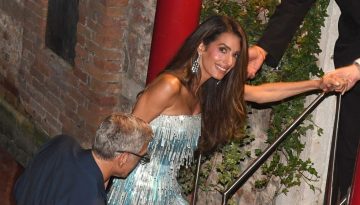 Amal Clooney: &Eta; &epsilon;&mu;&phi;ά&nu;&iota;&sigma;&eta; &pi;&omicron;&upsilon; έ&kappa;&lambda;&epsilon;&psi;&epsilon; &tau;&eta;&nu; &pi;&alpha;&rho;ά&sigma;&tau;&alpha;&sigma;&eta; &sigma;&tau;&eta; &Beta;&epsilon;&nu;&epsilon;&tau;ί&alpha; &delta;&epsilon;&nu; ή&tau;&alpha;&nu; &sigma;&tau;&omicron; &kappa;ό&kappa;&kappa;&iota;&nu;&omicron; &chi;&alpha;&lambda;ί
