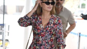 &Eta; Pen&eacute;lope Cruz &alpha;&pi;&omicron;&chi;&alpha;&iota;&rho;&epsilon;&tau;ά &tau;&omicron; &Phi;&epsilon;&sigma;&tau;&iota;&beta;ά&lambda; &Beta;&epsilon;&nu;&epsilon;&tau;ί&alpha;&sigmaf; &mu;&epsilon; &phi;&lambda;&omicron;&rho;ά&lambda; &phi;ό&rho;&epsilon;&mu;&alpha; &kappa;&alpha;&iota; &mu;&alpha;ύ&rho;&epsilon;&sigmaf; &gamma;ό&beta;&epsilon;&sigmaf; &ndash; Marie Claire