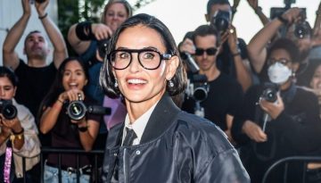 Demi Moore: &Mu;&epsilon; &kappa;&omicron;&nu;&tau;ό chic bob &sigma;&tau;o show &tau;&omicron;&upsilon; Thom Browne &ndash; &Pi;&rho;ό&kappa;&epsilon;&iota;&tau;&alpha;&iota; &gamma;&iota;&alpha; &kappa;&omicron;ύ&rho;&epsilon;&mu;&alpha; ή hair trick;