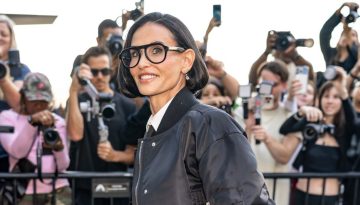 Demi Moore: &Tau;&omicron; &kappa;&omicron;&mu;&psi;ό &kappa;&alpha;&rho;έ &pi;&omicron;&upsilon; &alpha;&lambda;&lambda;ά&zeta;&epsilon;&iota; ό&lambda;&eta; &tau;&eta;&nu; &epsilon;&iota;&kappa;ό&nu;&alpha; &tau;&eta;&sigmaf; &sigma;&tau;&omicron; show &tau;&omicron;&upsilon; Thom Browne