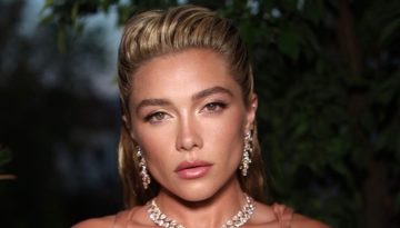 Florence Pugh: &Epsilon;&mu;&phi;&alpha;&nu;ί&sigma;&tau;&eta;&kappa;&epsilon; &sigma;&tau;&eta; &Beta;&epsilon;&nu;&epsilon;&tau;ί&alpha; &mu;&epsilon; &tau;&omicron; &pi;&iota;&omicron; &epsilon;&nu;&tau;&upsilon;&pi;&omega;&sigma;&iota;&alpha;&kappa;ό shimmering &mu;&alpha;&kappa;&iota;&gamma;&iota;ά&zeta; &kappa;&alpha;&iota; wet hairstyle