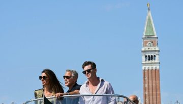 George & Amal Clooney: Έ&phi;&tau;&alpha;&sigma;&alpha;&nu; &sigma;&tau;&eta; &Beta;&epsilon;&nu;&epsilon;&tau;ί&alpha; &kappa;&alpha;&iota; &mu;&alpha;&sigmaf; έ&delta;&omega;&sigma;&alpha;&nu; &tau;&omicron; &pi;&rho;ώ&tau;&omicron; stylish moment &tau;&omicron;&upsilon; &phi;&epsilon;&tau;&iota;&nu;&omicron;ύ &phi;&epsilon;&sigma;&tau;&iota;&beta;ά&lambda;