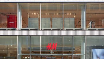 &Eta; H&M &epsilon;&pi;&alpha;&nu;&alpha;&sigma;&upsilon;&sigma;&tau;ή&nu;&epsilon;&iota; &tau;&omicron; &epsilon;&mu;&beta;&lambda;&eta;&mu;&alpha;&tau;&iota;&kappa;ό &kappa;&alpha;&tau;ά&sigma;&tau;&eta;&mu;&alpha; &tau;&eta;&sigmaf; &sigma;&tau;&eta;&nu; &Epsilon;&rho;&mu;&omicron;ύ 54