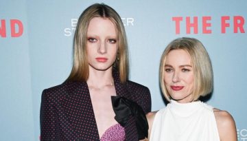 Naomi Watts: &Pi;&omicron;&zeta;ά&rho;&epsilon;&iota; &gamma;&iota;&alpha; &pi;&rho;ώ&tau;&eta; &phi;&omicron;&rho;ά &sigma;&epsilon; &kappa;&alpha;&mu;&pi;ά&nu;&iota;&alpha; &mu;ό&delta;&alpha;&sigmaf; &mu;&alpha;&zeta;ί &mu;&epsilon; &tau;&eta;&nu; &kappa;ό&rho;&eta; &tau;&eta;&sigmaf;, Kai Schreiber