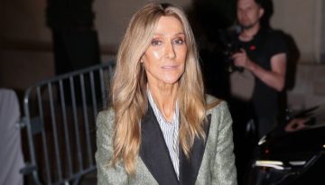 C&eacute;line Dion: &Sigma;&upsilon;&nu;&epsilon;&chi;ί&zeta;&epsilon;&iota; &tau;&iota;&sigmaf; &epsilon;&nu;&tau;&upsilon;&pi;&omega;&sigma;&iota;&alpha;&kappa;έ&sigmaf; &epsilon;&mu;&phi;&alpha;&nu;ί&sigma;&epsilon;&iota;&sigmaf; &sigma;&tau;&omicron; &Pi;&alpha;&rho;ί&sigma;&iota; &lambda;ί&gamma;&omicron; &pi;&rho;&iota;&nu; &tau;&iota;&sigmaf; &sigma;&upsilon;&nu;&alpha;&upsilon;&lambda;ί&epsilon;&sigmaf; &tau;&eta;&sigmaf;