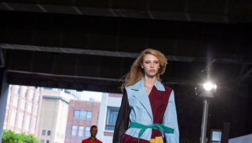 Diane von Furstenberg: &Tau;&omicron; iconic wrap dress &epsilon;&pi;&iota;&sigma;&tau;&rho;έ&phi;&epsilon;&iota; &gamma;&iota;&alpha; &nu;&alpha; &tau;&rho;&alpha;&beta;ή&xi;&epsilon;&iota; &tau;&alpha; &beta;&lambda;έ&mu;&mu;&alpha;&tau;&alpha;