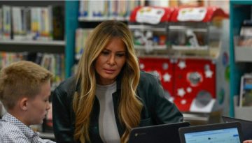 Melania Trump: &Tau;&rho;&upsilon;&phi;&epsilon;&rho;ή &epsilon;&mu;&phi;ά&nu;&iota;&sigma;&eta; &mu;&epsilon; &pi;&alpha;&iota;&delta;&iota;ά ό&lambda;&omicron; &chi;&alpha;&mu;ό&gamma;&epsilon;&lambda;&alpha; &kappa;&alpha;&iota; &alpha;&gamma;&kappa;&alpha;&lambda;&iota;έ&sigmaf;