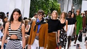 Michael Kors SS27 : &Eta; &alpha;&mu;&epsilon;&rho;&iota;&kappa;&alpha;&nu;&iota;&kappa;ή &kappa;&omicron;&mu;&psi;ό&tau;&eta;&tau;&alpha; &nbsp;&gamma;ί&nu;&epsilon;&tau;&alpha;&iota; &pi;&iota;&omicron; &delta;&upsilon;&nu;&alpha;&mu;&iota;&kappa;ή &alpha;&pi;ό &pi;&omicron;&tau;έ