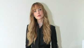 Butterfly bangs: H Jennifer Lawrence &upsilon;&iota;&omicron;&theta;έ&tau;&eta;&sigma;&epsilon; &tau;&omicron; &pi;&iota;&omicron; elegant &kappa;&omicron;ύ&rho;&epsilon;&mu;&alpha; &tau;&eta;&sigmaf; &sigma;&epsilon;&zeta;ό&nu;