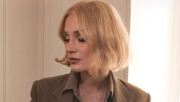 Jessica Chastain: &Mu;&epsilon; &xi;&alpha;&nu;&theta;ό flippy bob &kappa;&alpha;&iota; &mu;&alpha;&kappa;&iota;&gamma;&iota;ά&zeta; &sigma;&epsilon; &psi;&upsilon;&chi;&rho;έ&sigmaf; &kappa;&alpha;&phi;έ &alpha;&pi;&omicron;&chi;&rho;ώ&sigma;&epsilon;&iota;&sigmaf; &sigma;&tau;&omicron; US Open
