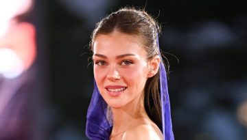 Nicola Peltz-Beckham: &Eta; &epsilon;&nu;&tau;&upsilon;&pi;&omega;&sigma;&iota;&alpha;&kappa;ή &epsilon;&mu;&phi;ά&nu;&iota;&sigma;&eta; &sigma;&tau;&omicron; &Phi;&epsilon;&sigma;&tau;&iota;&beta;ά&lambda; &Beta;&epsilon;&nu;&epsilon;&tau;ί&alpha;&sigmaf; &sigma;&tau;&omicron; &pi;&lambda;ά&iota; &tau;&omicron;&upsilon; Brooklyn