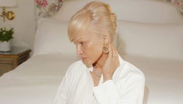 Glass nails: &Eta; Pamela Anderson &upsilon;&iota;&omicron;&theta;&epsilon;&tau;&epsilon;ί &tau;&eta; &nu;έ&alpha; minimal &tau;ά&sigma;&eta; &sigma;&tau;&omicron; &mu;&alpha;&nu;&iota;&kappa;&iota;&omicron;ύ&rho; &ndash; &Gamma;ό&beta;&alpha; &Sigma;&tau;&iota;&lambda;έ&tau;&omicron;