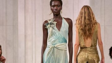 &Omicron; Ralph Lauren ά&nu;&omicron;&iota;&xi;&epsilon; &tau;&eta; New York Fashion Week &mu;&epsilon; &delta;&iota;&alpha;&chi;&rho;&omicron;&nu;&iota;&kappa;ή &kappa;&omicron;&mu;&psi;ό&tau;&eta;&tau;&alpha; &kappa;&alpha;&iota; &chi;&omega;&rho;ί&sigmaf; &phi;&upsilon;&sigma;&iota;&kappa;ή &gamma;&omicron;ύ&nu;&alpha; &ndash; vwoman.gr