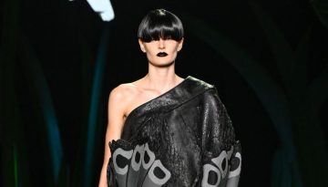 Thom Browne Spring 2027: &Tau;&omicron; statement &kappa;&rho;&alpha;&gamma;&iota;ό&nu; &epsilon;&pi;&iota;&sigma;&tau;&rho;έ&phi;&epsilon;&iota; &sigma;&tau;&omicron; &pi;&rho;&omicron;&sigma;&kappa;ή&nu;&iota;&omicron; &kappa;&alpha;&iota; &gamma;ί&nu;&epsilon;&tau;&alpha;&iota; &pi;&iota;&omicron; &tau;&omicron;&lambda;&mu;&eta;&rho;ό &alpha;&pi;ό &pi;&omicron;&tau;έ