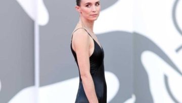 &Phi;&epsilon;&sigma;&tau;&iota;&beta;ά&lambda; &Beta;&epsilon;&nu;&epsilon;&tau;ί&alpha;&sigmaf;: &Eta; Rooney Mara &mu;&epsilon; έ&nu;&alpha; &mu;&alpha;ύ&rho;&omicron; Louis Vuitton &phi;ό&rho;&epsilon;&mu;&alpha;, &kappa;ά&theta;&epsilon; ά&lambda;&lambda;&omicron; &pi;&alpha;&rho;ά &alpha;&pi;&lambda;ό &ndash; Marie Claire