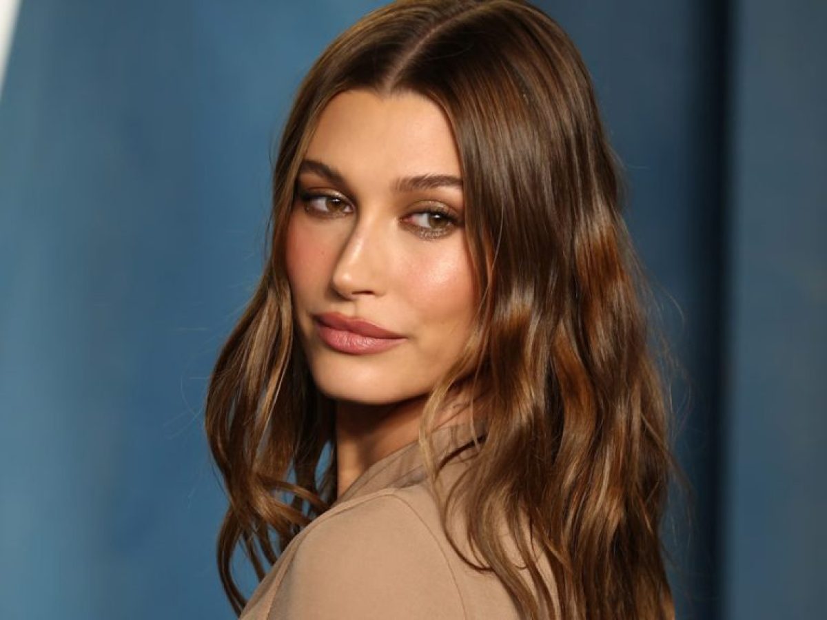 Hailey Bieber: &Upsilon;&iota;&omicron;&theta;έ&tau;&eta;&sigma;&epsilon; &tau;&omicron; &sigma;&kappa;&omicron;ύ&rho;&omicron; chocolate brunette &sigma;&tau;&alpha; &mu;&alpha;&lambda;&lambda;&iota;ά &ndash; &Gamma;ό&beta;&alpha; &Sigma;&tau;&iota;&lambda;έ&tau;&omicron;