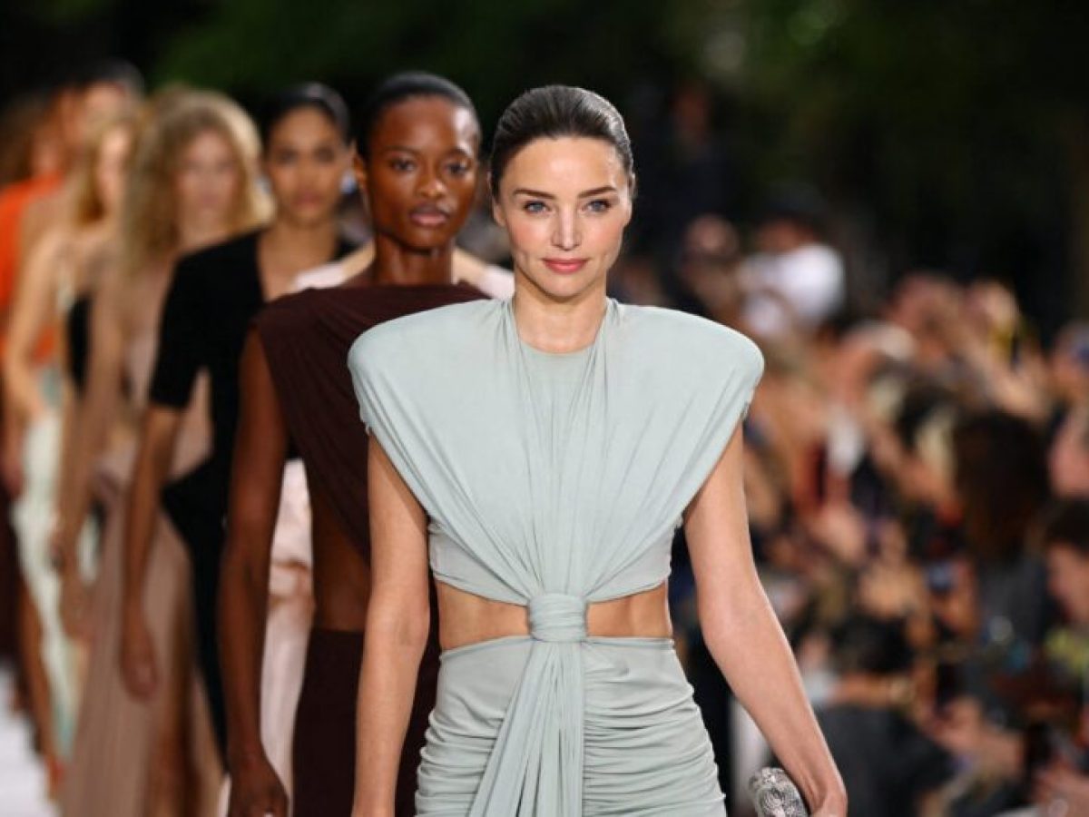 &Eta; Miranda Kerr &epsilon;&pi;έ&sigma;&tau;&rho;&epsilon;&psi;&epsilon; &sigma;&tau;&omicron; catwalk &mu;&epsilon;&tau;ά &alpha;&pi;ό 9 &chi;&rho;ό&nu;&iota;&alpha; &ndash; &Tau;&omicron; ocean inspired show &tau;&eta;&sigmaf; Stella McCartney &pi;&omicron;&upsilon; έ&beta;&alpha;&lambda;&epsilon; &tau;&eta; &beta;&iota;&omega;&sigma;&iota;&mu;ό&tau;&eta;&tau;&alpha; &sigma;&tau;&omicron; &epsilon;&pi;ί&kappa;&epsilon;&nu;&tau;&rho;&omicron;