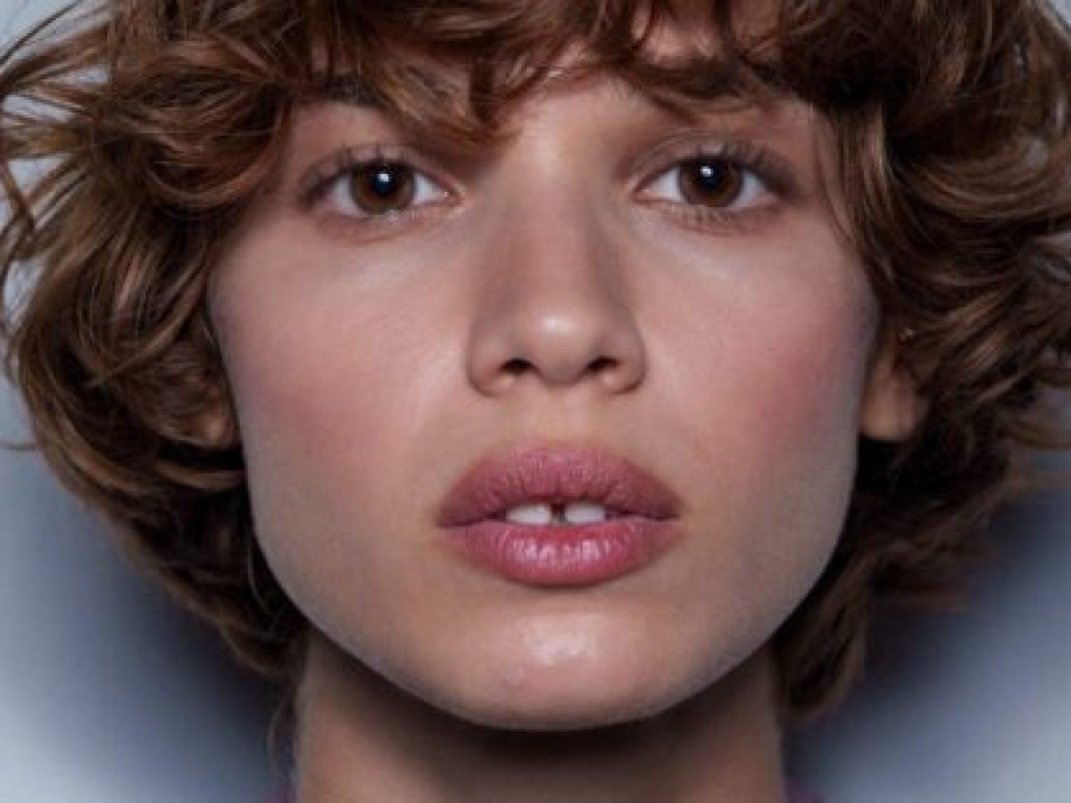 Purple Blush: &Tau;&omicron; beauty trend &pi;&omicron;&upsilon; &mu;&alpha;&sigmaf; έ&chi;&epsilon;&iota; &kappa;ά&nu;&epsilon;&iota; &nu;&alpha; &xi;&epsilon;&chi;ά&sigma;&omicron;&upsilon;&mu;&epsilon; &tau;&omicron; &kappa;&lambda;&alpha;&sigma;&iota;&kappa;ό &rho;&omicron;&zeta; &rho;&omicron;&upsilon;&zeta; &ndash; Marie Claire