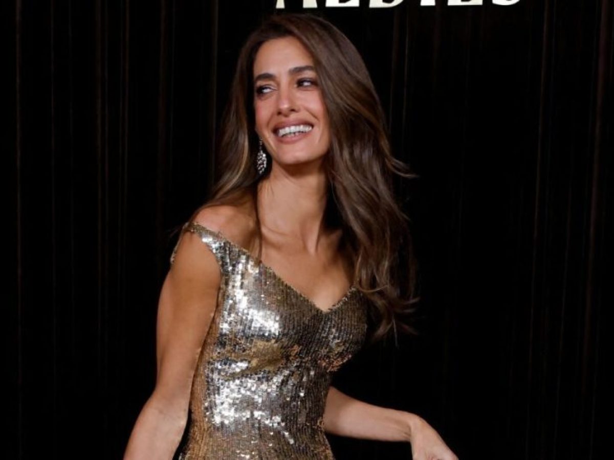 Amal Clooney: &Epsilon;&nu;&tau;&upsilon;&pi;&omega;&sigma;ί&alpha;&sigma;&epsilon; &sigma;&tau;&alpha; Albie Awards &mu;&epsilon; έ&nu;&alpha; look &epsilon;&mu;&pi;&nu;&epsilon;&upsilon;&sigma;&mu;έ&nu;&omicron; &alpha;&pi;ό &tau;&eta; Sophia Loren