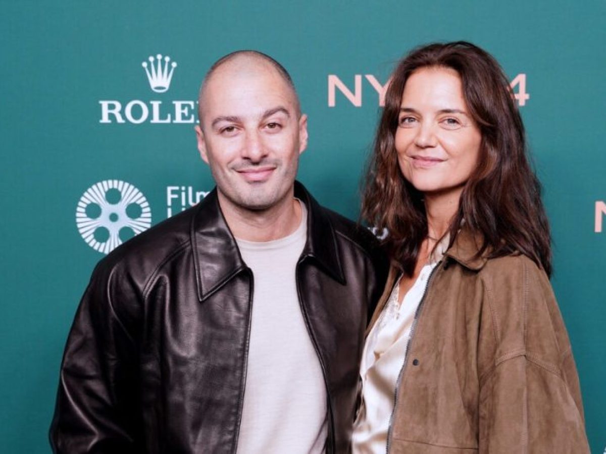 Couple style: H &Kappa;atie Holmes &sigma;&omicron;&upsilon; &delta;&epsilon;ί&chi;&nu;&epsilon;&iota; &pi;&omega;&sigmaf; &theta;&alpha; &gamma;ί&nu;&epsilon;&iota; &sigma;&omega;&sigma;&tau;ά &tau;ώ&rho;&alpha; &pi;&omicron;&upsilon; &pi;έ&phi;&tau;&epsilon;&iota; &eta; &theta;&epsilon;&rho;&mu;&omicron;&kappa;&rho;&alpha;&sigma;ί&alpha;