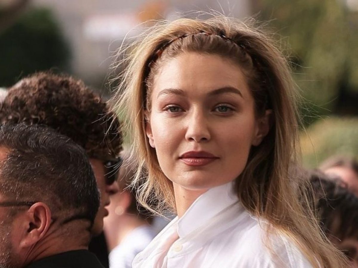 Gigi Hadid: &Mu;&epsilon; &alpha;&tau;&eta;&mu;έ&lambda;&eta;&tau;&omicron; &chi;&tau;έ&nu;&iota;&sigma;&mu;&alpha; &kappa;&alpha;&iota; &tau;&omicron; cool &alpha;&xi;&epsilon;&sigma;&omicron;&upsilon;ά&rho; &mu;&alpha;&lambda;&lambda;&iota;ώ&nu; &pi;&omicron;&upsilon; &lambda;&alpha;&tau;&rho;έ&psi;&alpha;&mu;&epsilon; &sigma;&tau;&alpha; &rsquo;00s