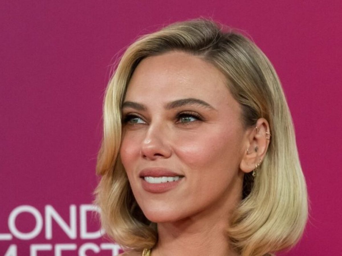 &Rho;&epsilon;&tau;&rho;ό ή &alpha;&nu;&epsilon;&pi;&iota;&tau;ή&delta;&epsilon;&upsilon;&tau;&omicron; bob; &Eta; Scarlett Johansson &upsilon;&iota;&omicron;&theta;έ&tau;&eta;&sigma;&epsilon; &kappa;&alpha;&iota; &tau;&alpha; &delta;ύ&omicron; &sigma;&epsilon; &mu;ί&alpha; &eta;&mu;έ&rho;&alpha;