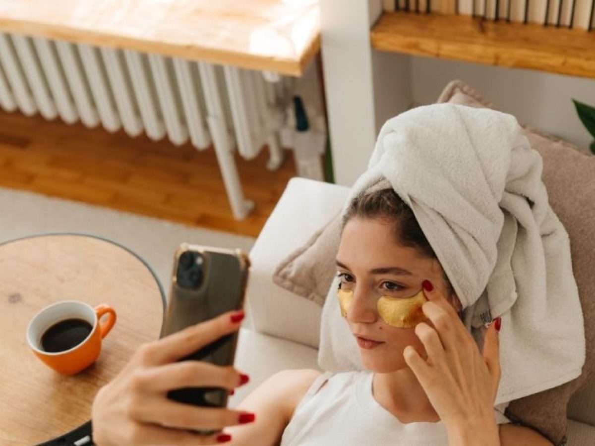 TikTok skincare: &Omicron;&iota; viral beauty &rho;&omicron;&upsilon;&tau;ί&nu;&epsilon;&sigmaf; &mu;&pi;&omicron;&rho;&epsilon;ί &nu;&alpha; &pi;&rho;&omicron;&kappa;&alpha;&lambda;έ&sigma;&omicron;&upsilon;&nu; &phi;&lambda;&epsilon;&gamma;&mu;&omicron;&nu;έ&sigmaf; &kappa;&alpha;&iota; &epsilon;&rho;&epsilon;&theta;&iota;&sigma;&mu;&omicron;ύ&sigmaf; &sigma;&tau;&eta;&nu; &epsilon;&pi;&iota;&delta;&epsilon;&rho;&mu;ί&delta;&alpha; &ndash; T&iota; &pi;&rho;έ&pi;&epsilon;&iota; &nu;&alpha; &pi;&rho;&omicron;&sigma;έ&chi;&epsilon;&iota;&sigmaf;